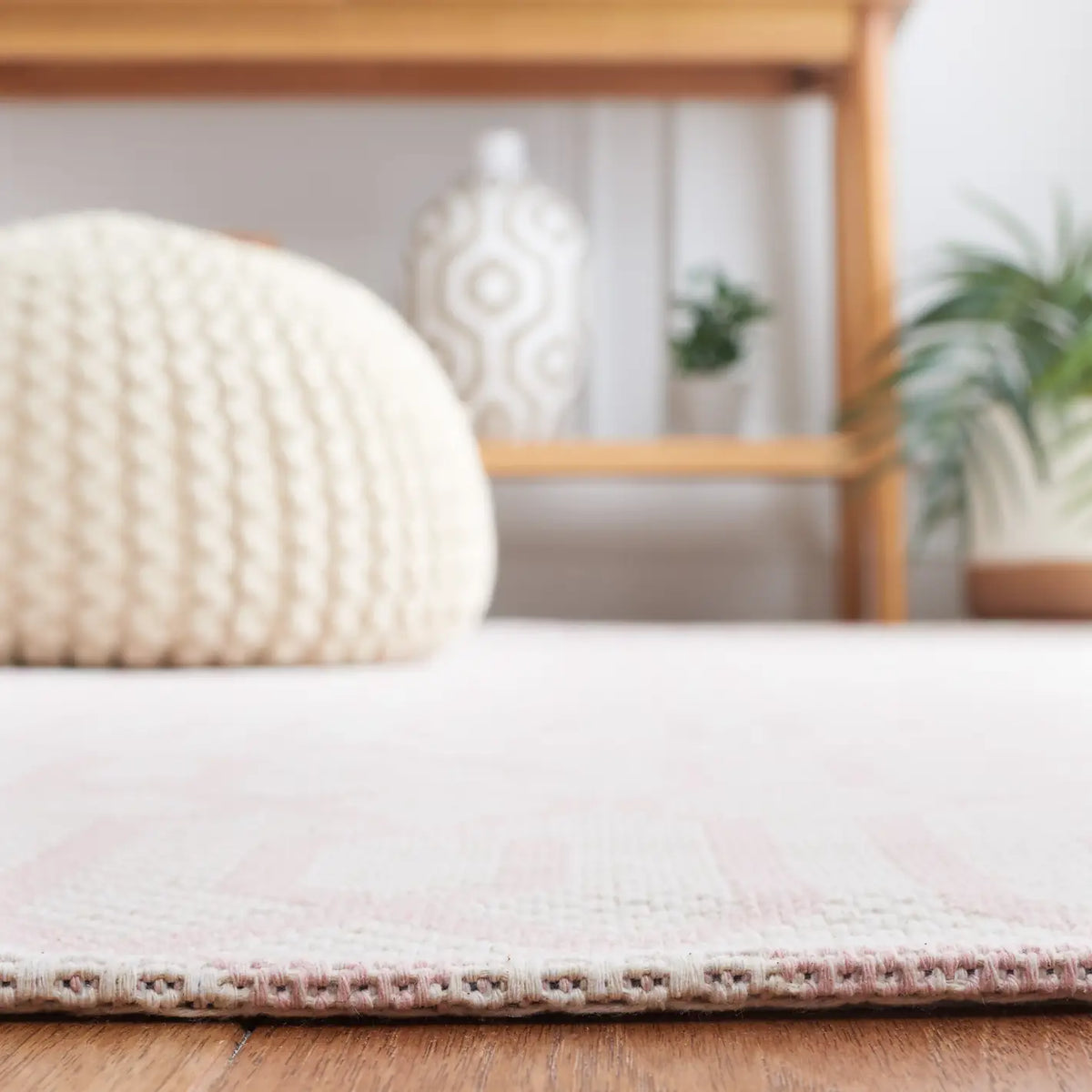 Safavieh Martha Stewart 5'-0" x 7'-0" Rug in Pink / Ivory