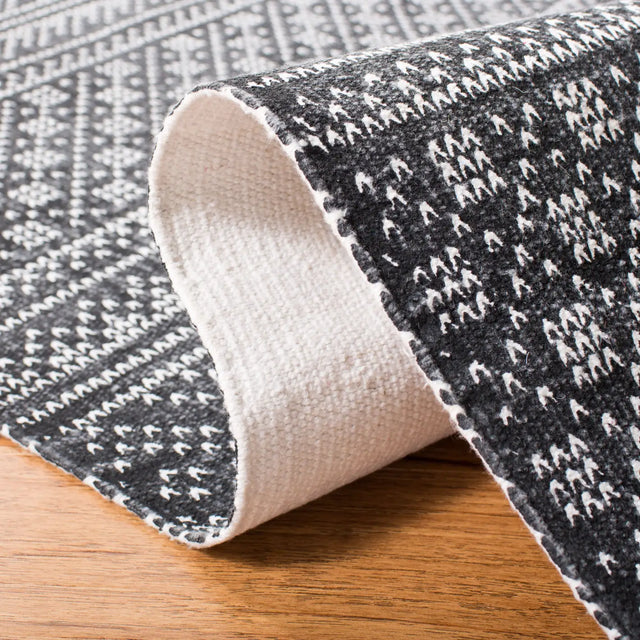 Safavieh Cedar Brook 5'-0" x 8'-0" Rug in Black / Ivory