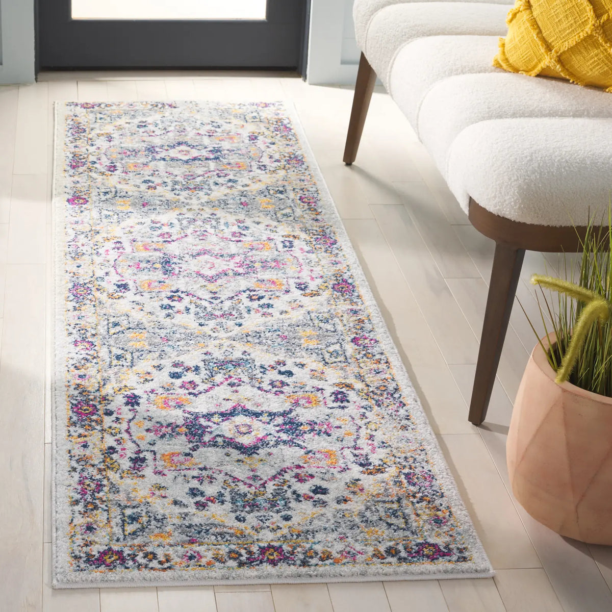 Safavieh Evoke 2'-2" x 7'-0" Rug in Ivory / Grey