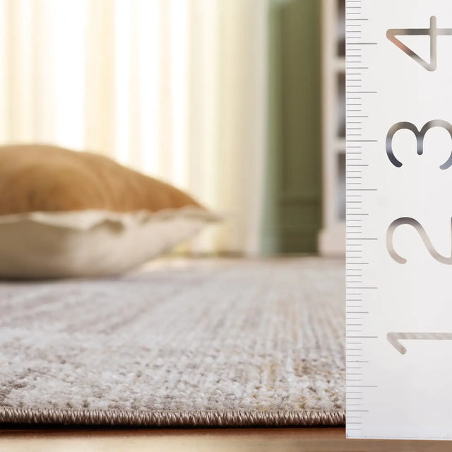 Safavieh Hazel 500 4'-0" x 6'-0" Rug in Beige / Ivory