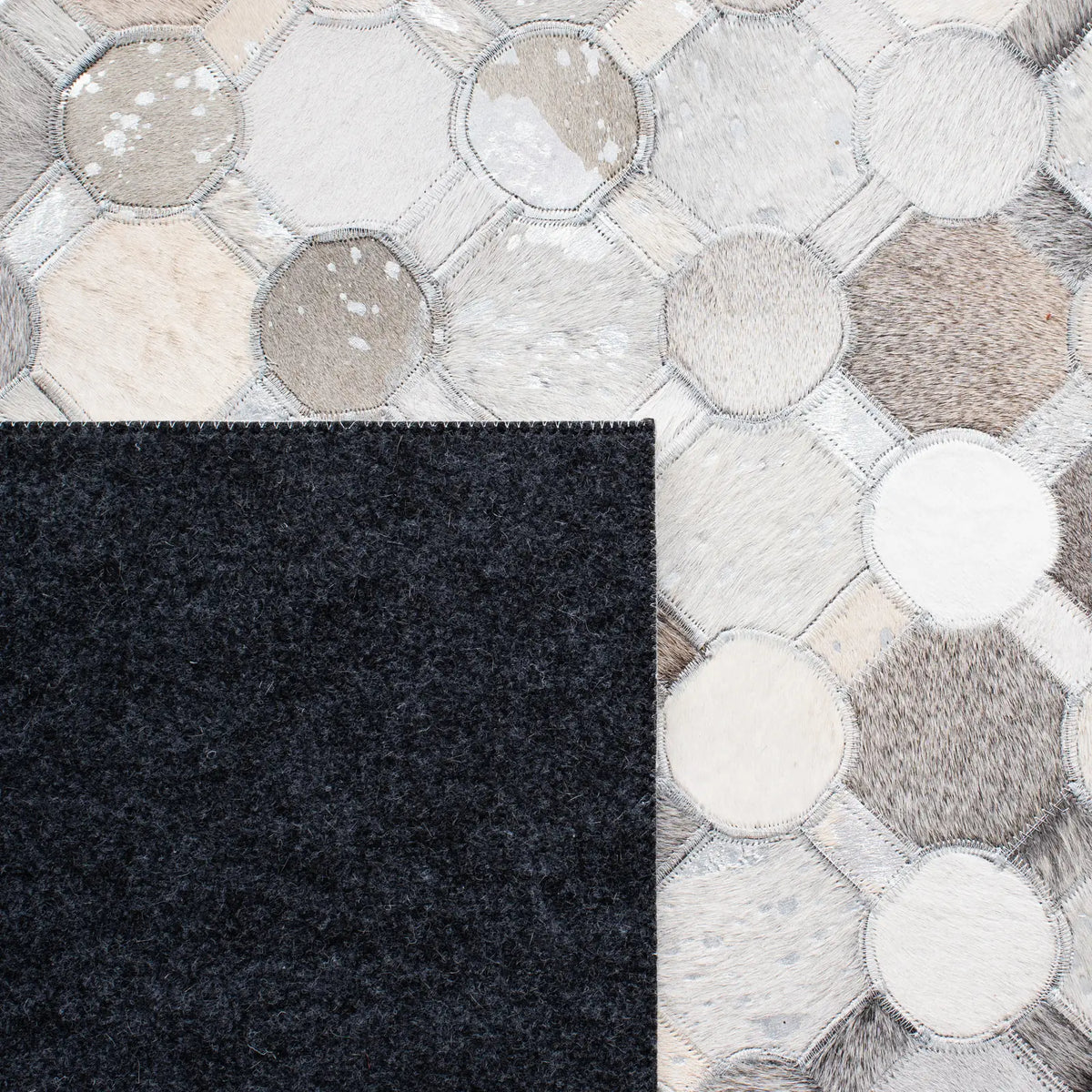 Safavieh Studio Leather 4'-0" x 6'-0" Rug in Ivory / Grey