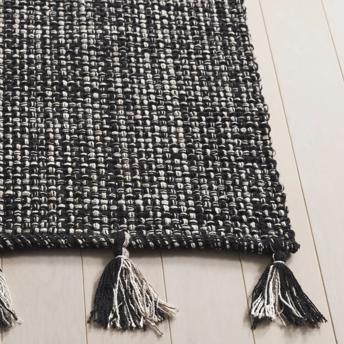 Safavieh Montauk 4'-0" x 6'-0" Rug in Black