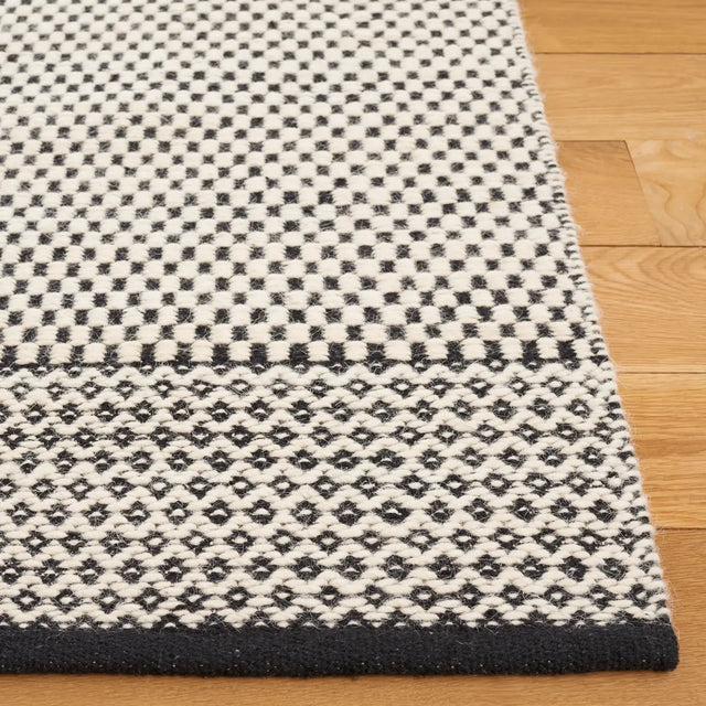 Safavieh Vermont 4'-0" x 6'-0" Rug in Black / Ivory