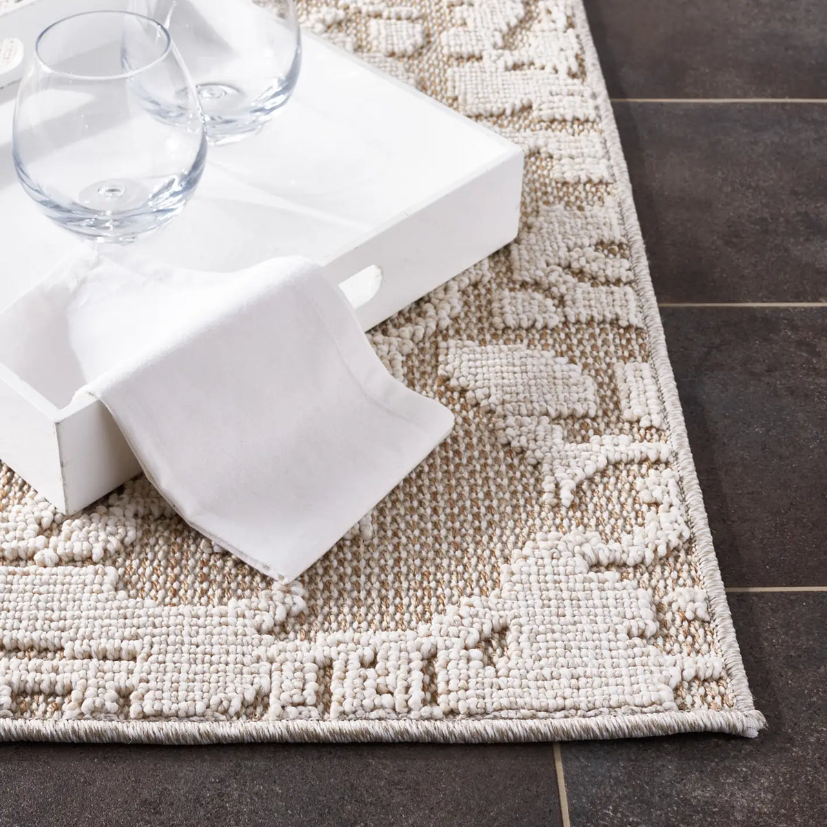 Safavieh Global 4'-0" x 6'-0" Rug in Beige / Light Beige