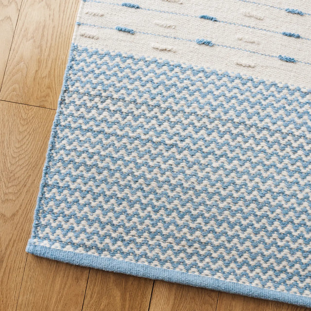 Safavieh Martha Stewart 4'-0" x 6'-0" Rug in Light Blue / Ivory