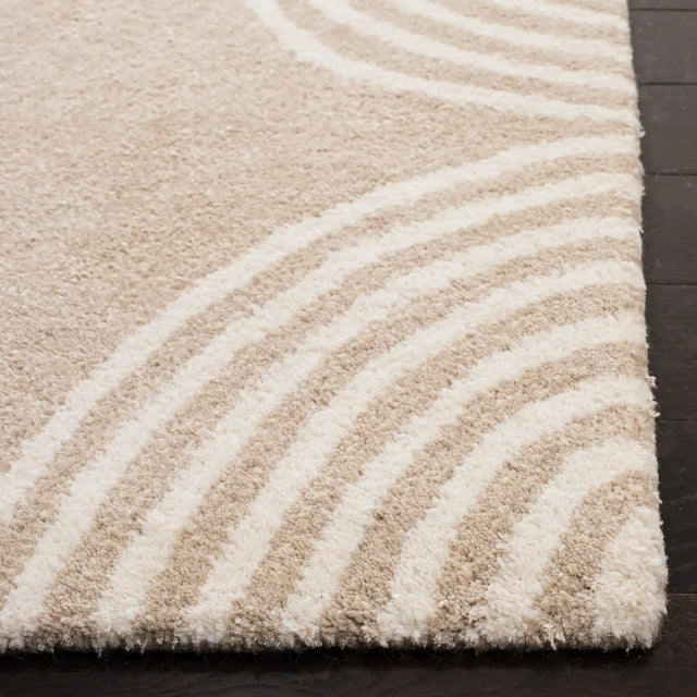 Safavieh Chatham 4'-0" x 6'-0" Rug in Beige / Ivory
