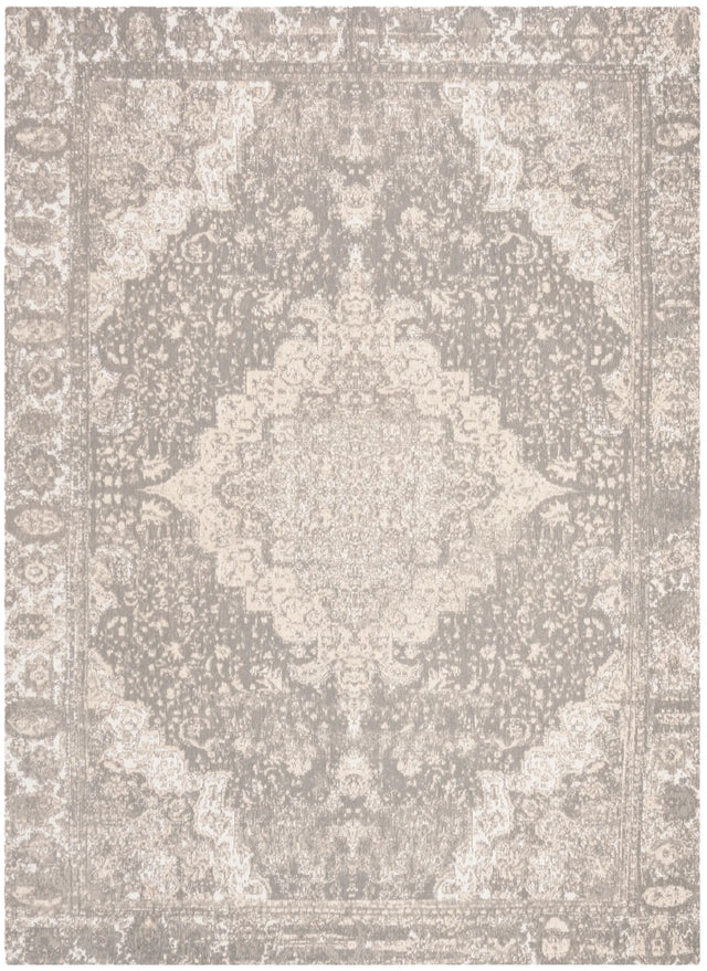 Safavieh Classic Vintage 5'-0" x 8'-0" Rug in Silver