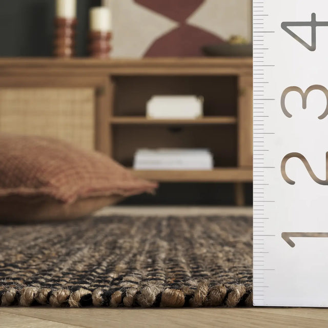 Safavieh Montauk 4'-0" x 6'-0" Rug in Natural / Black