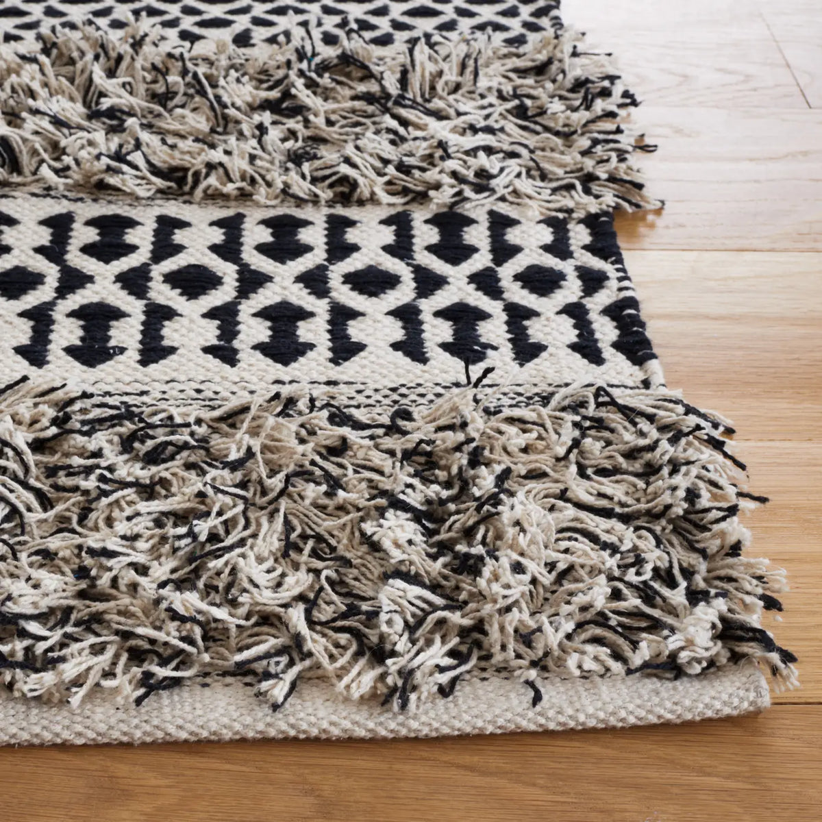 Safavieh Natura 3'-0" x 5'-0" Rug in Black / Ivory