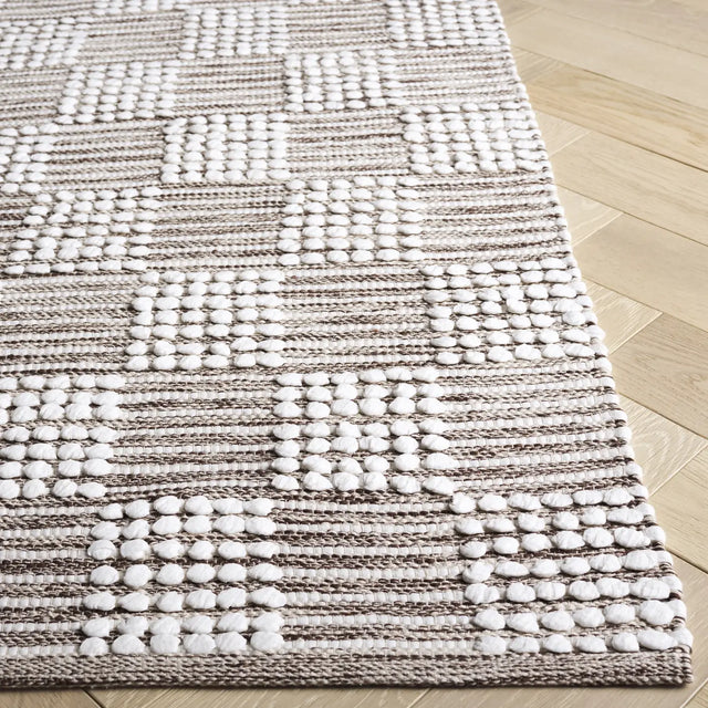 Safavieh Montauk 4'-0" x 6'-0" Rug in Brown / Ivory