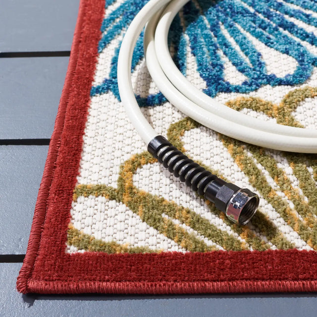 Safavieh Cabana 4'-0" x 6'-0" Rug in Creme / Red