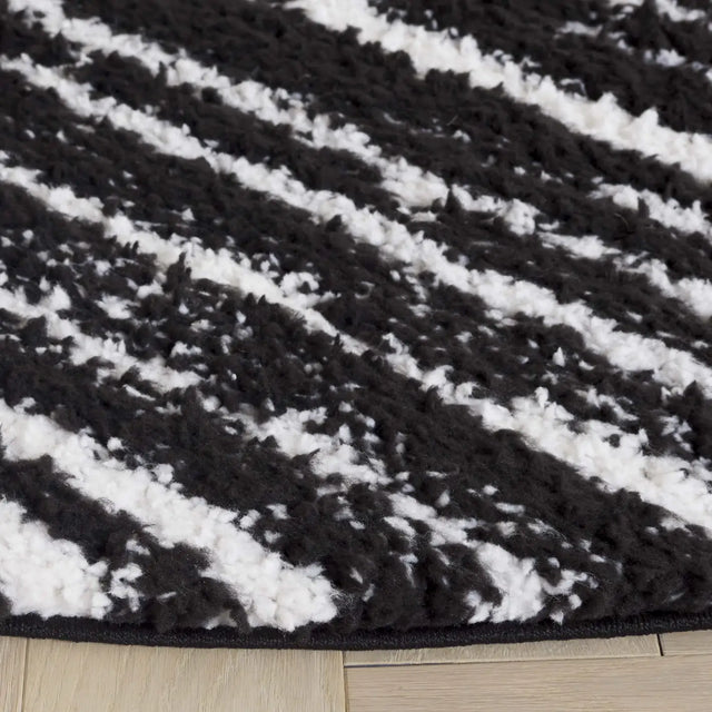 Safavieh Rumi Shag 6'-7" x 6'-7" Rug in Black / Ivory