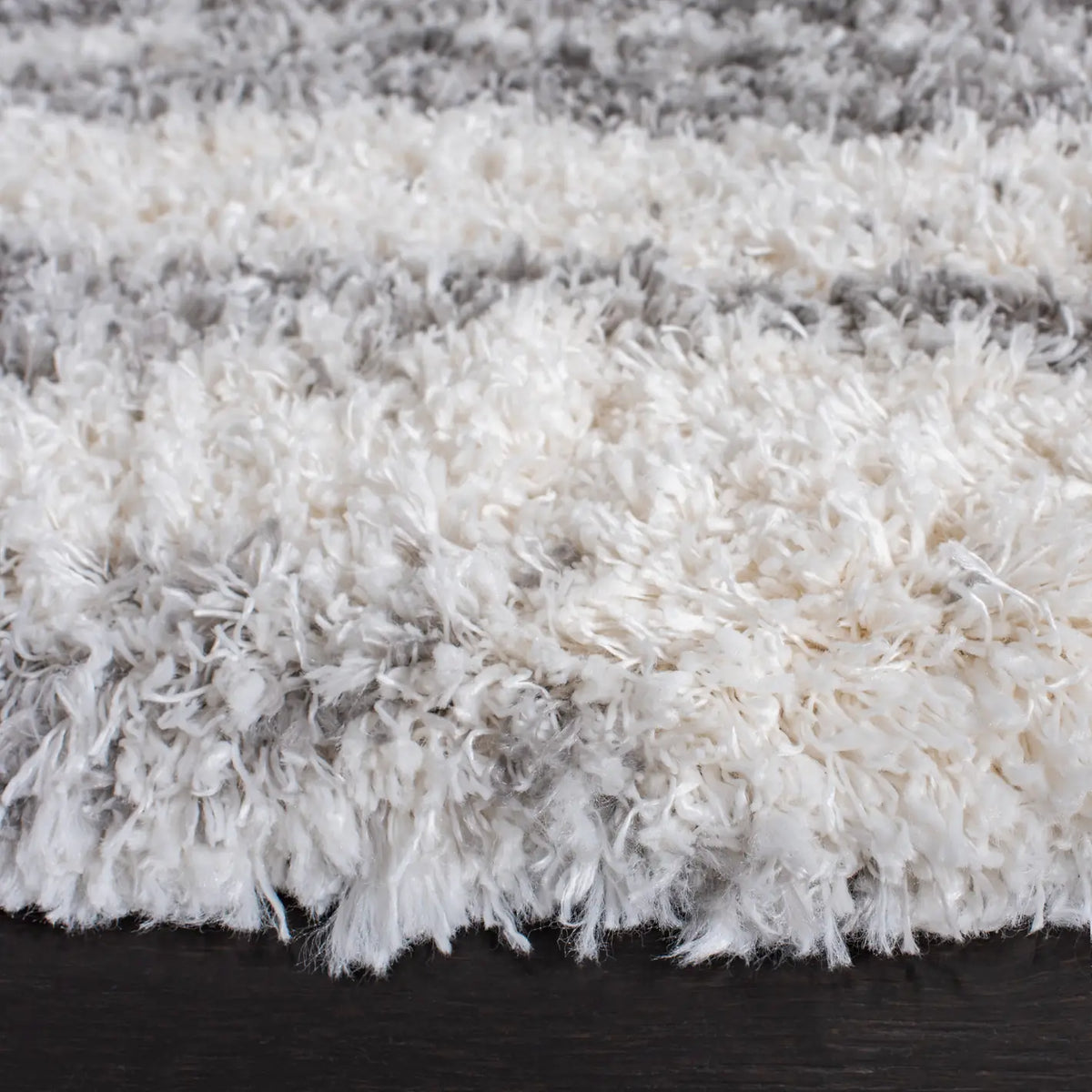 Safavieh Iceland Shag 6'-7" x 6'-7" Rug in Ivory / Grey