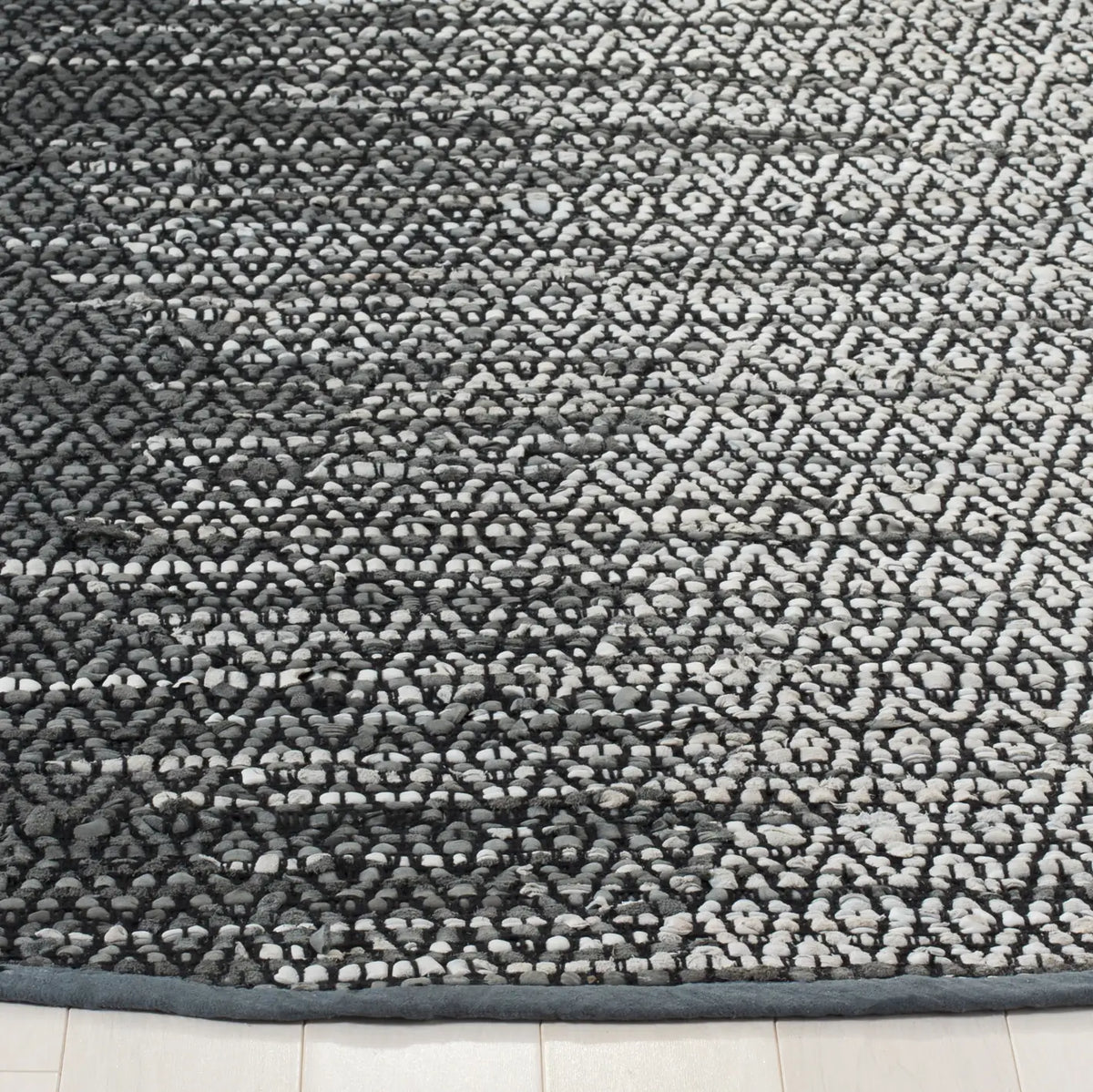 Safavieh Vintage Leather 6'-0" x 6'-0" Rug in Light Grey / Charcoal