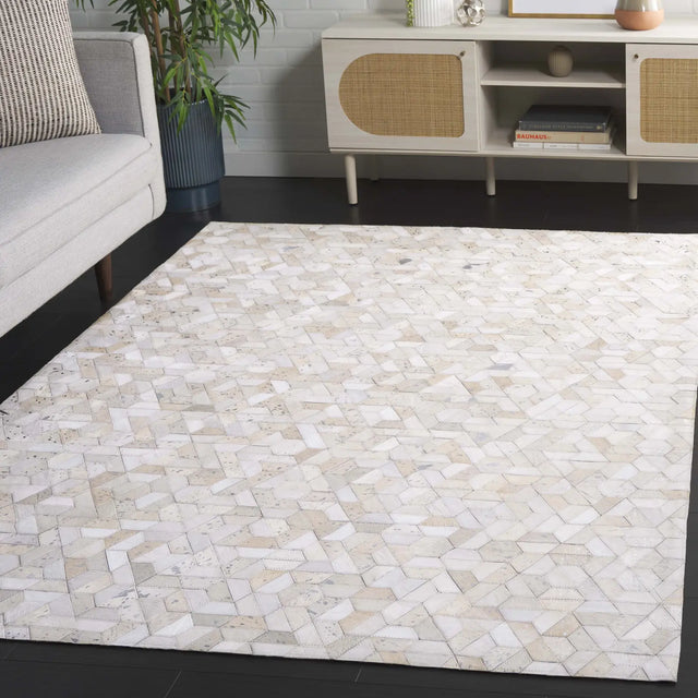 Safavieh Studio Leather 4'-0" x 6'-0" Rug in Ivory / Silver