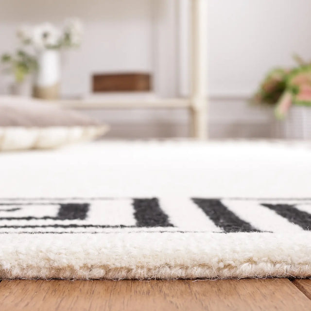 Safavieh Metro 4'-0" x 6'-0" Rug in Ivory / Black