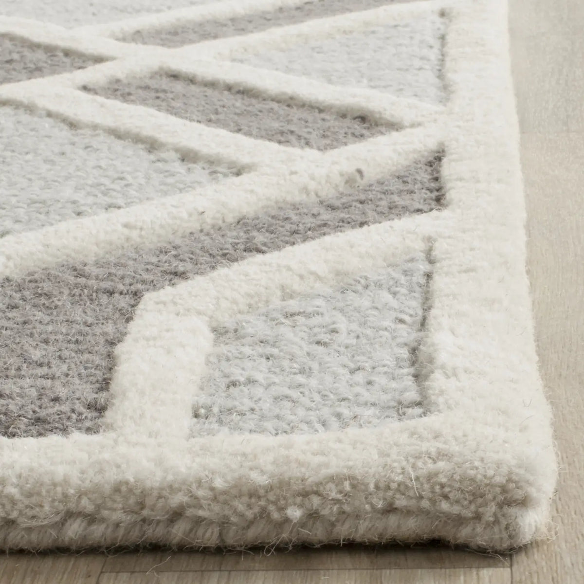 Safavieh Cambridge 2'-6" x 8'-0" Rug in Grey / Ivory