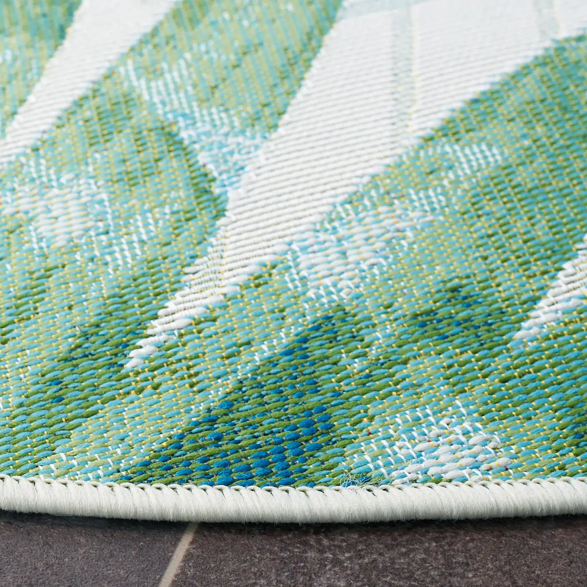Safavieh Barbados 500 5'-3" x 5'-3" Rug in Green / Teal
