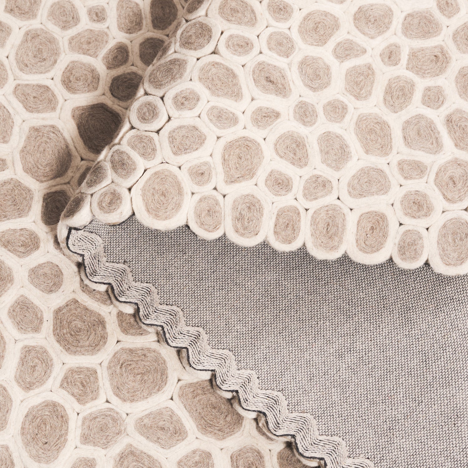 Safavieh Manhattan Man475B Beige/Brown Rug.