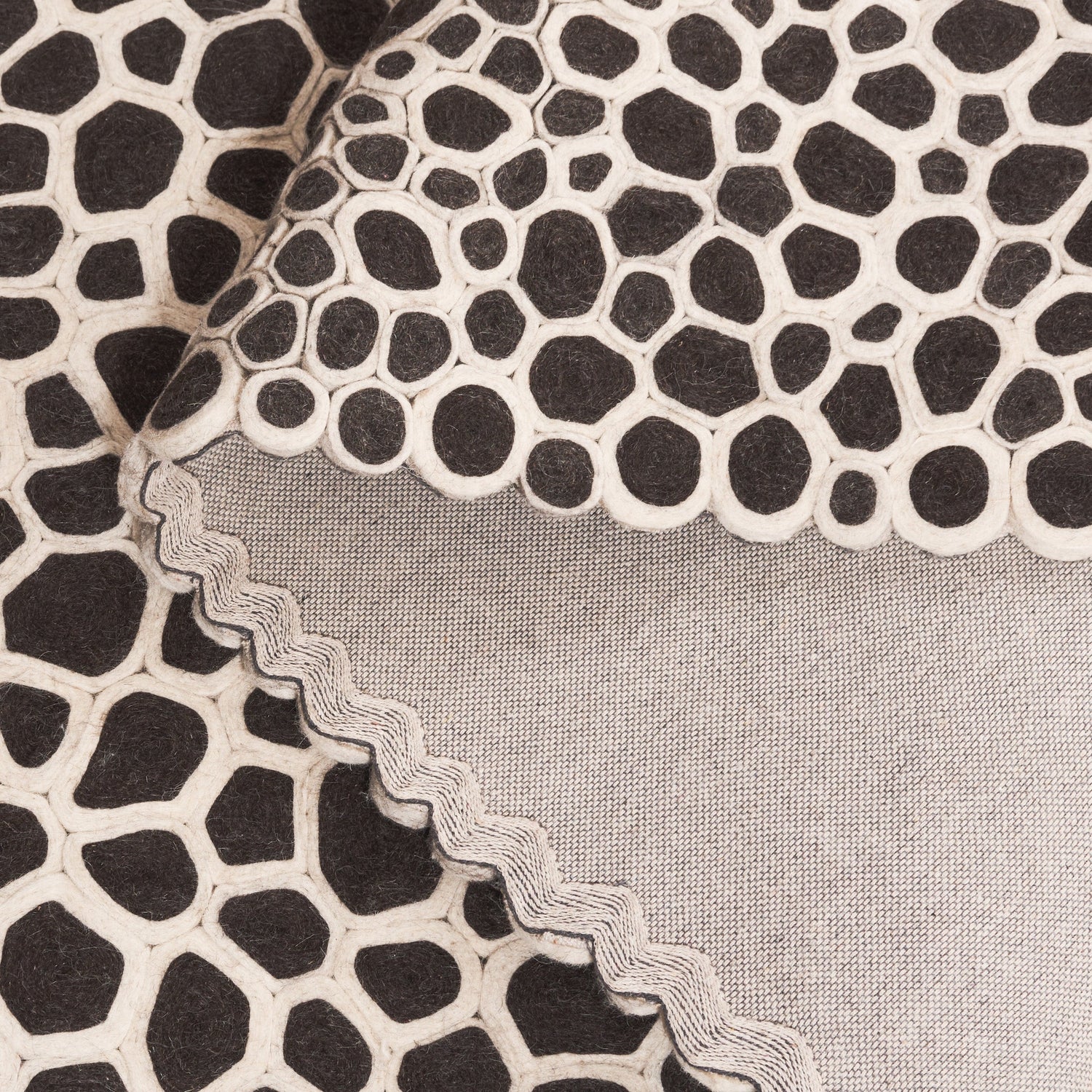 Safavieh Manhattan Man475H Charcoal/Ivory Rug.