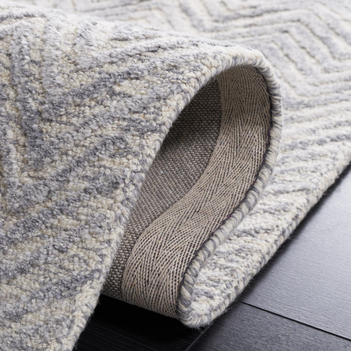 Safavieh Metro Met181G Silver Rug.
