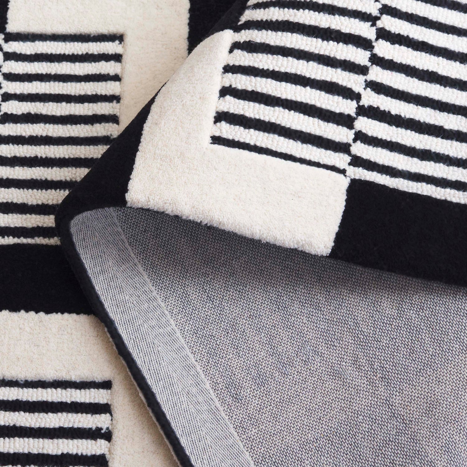Safavieh Metro Met869Z Black/Ivory Rug.