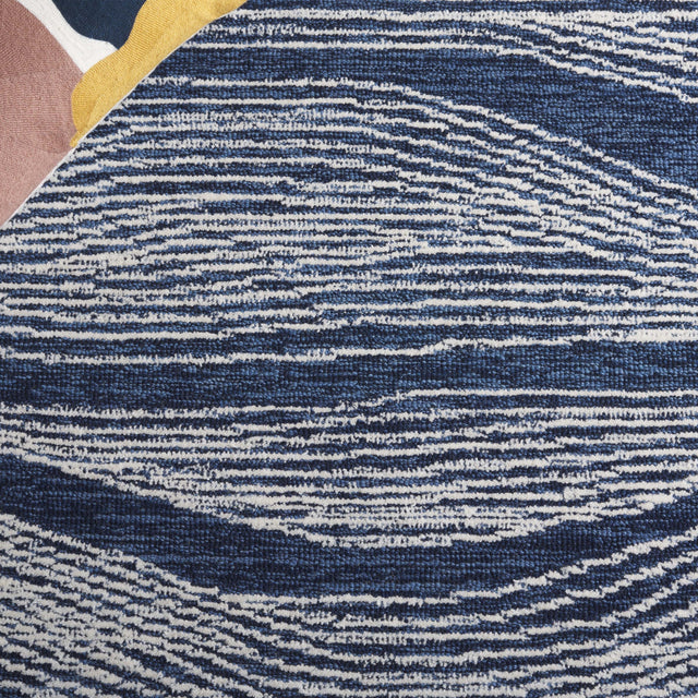 Safavieh Metro Met995N Navy/Ivory Rug.