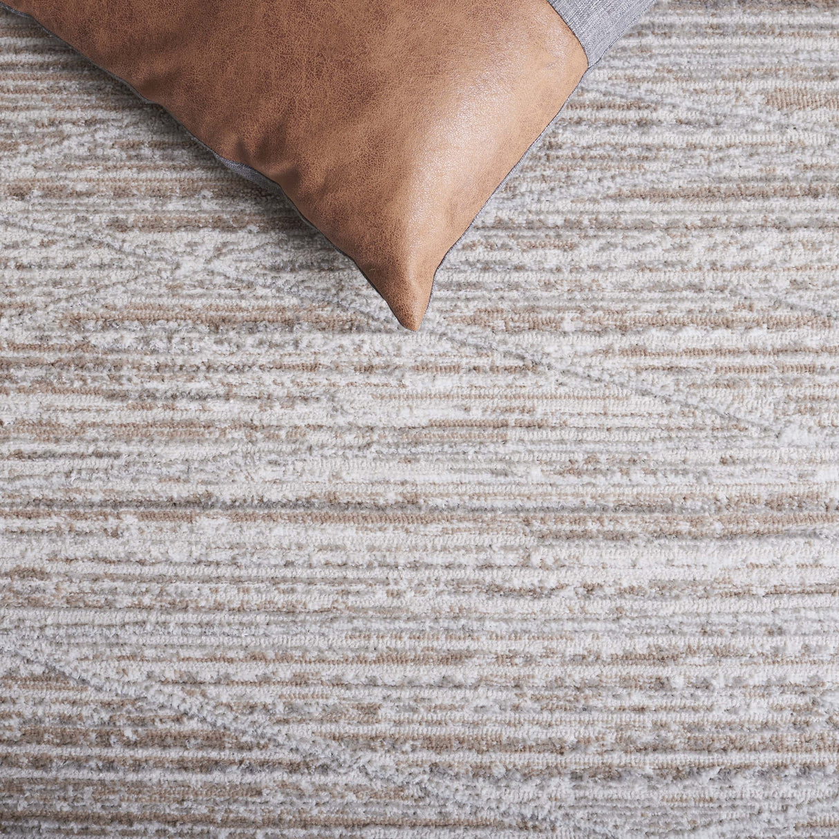 Safavieh Mila Mil222B Beige/Grey Rug.