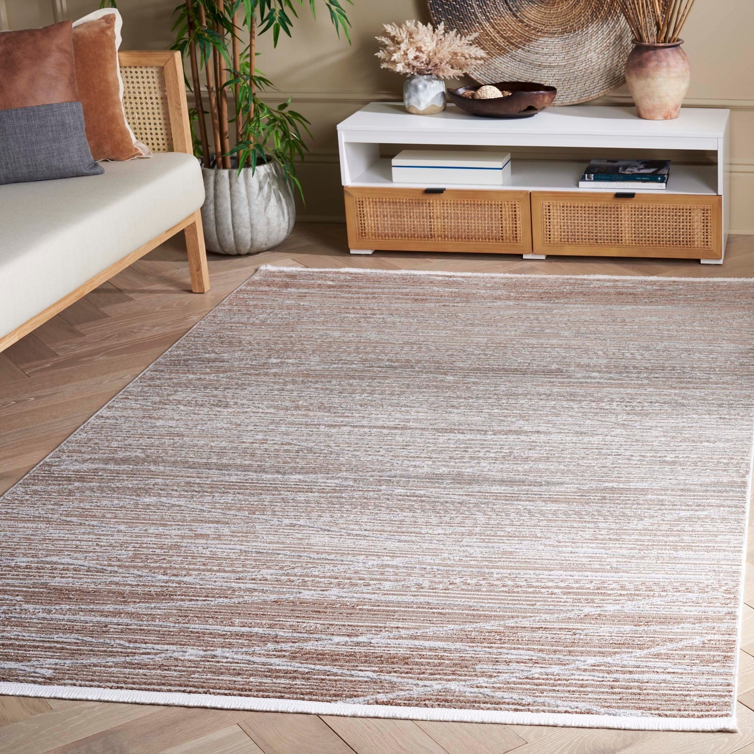 Safavieh Mila Mil222B Beige/Grey Rug.