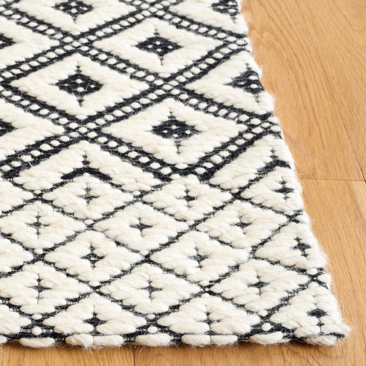 Safavieh Marbella Mrb455Z Black/Ivory Rug.