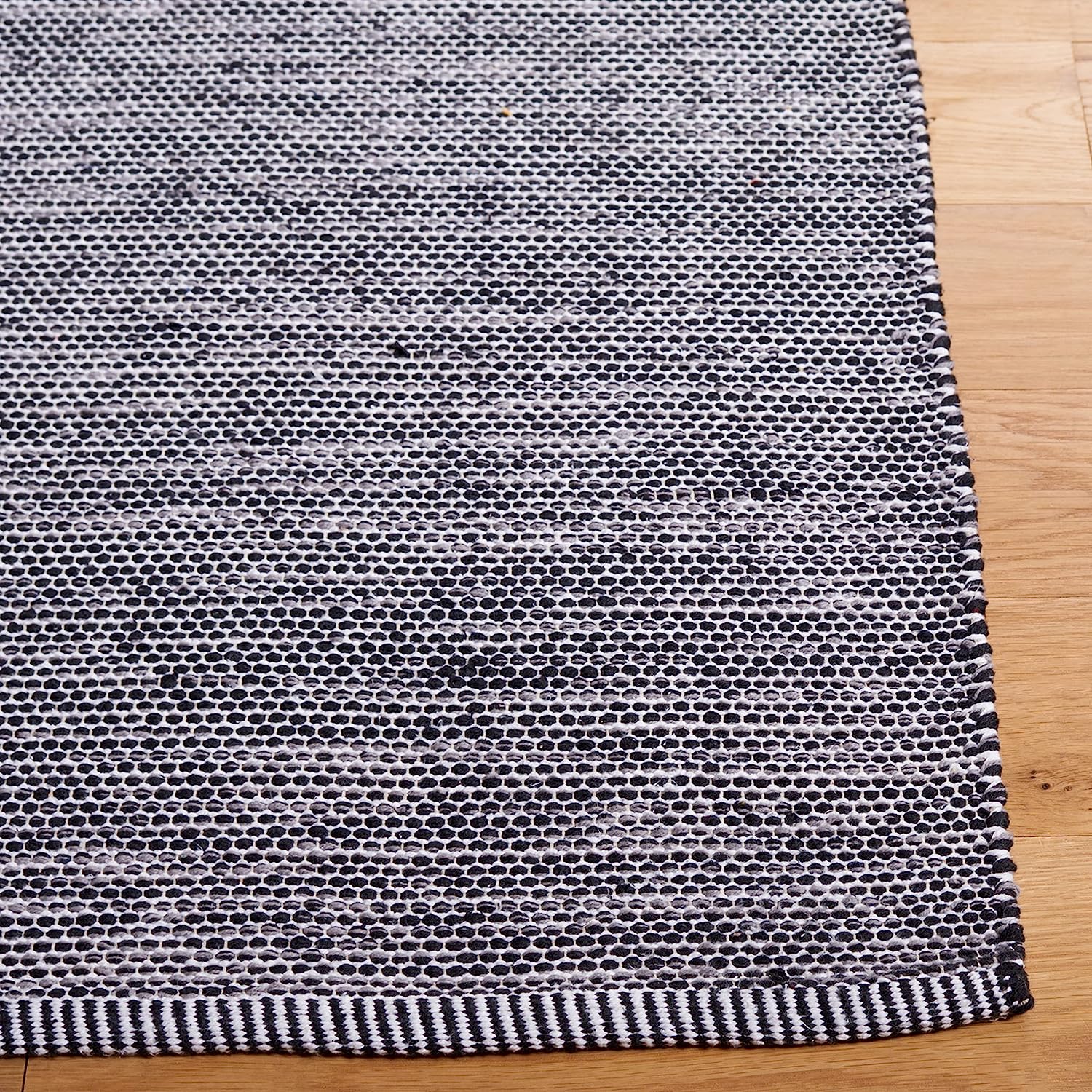 Safavieh Montauk Mtk701Z Black/Ivory Rug.