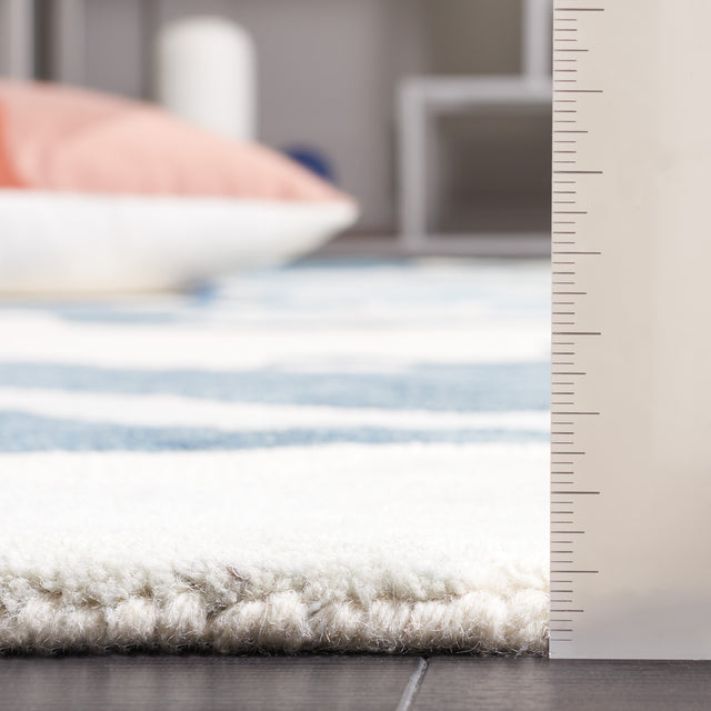 Safavieh Rodeo Rd405N Ivory/Navy Rug.