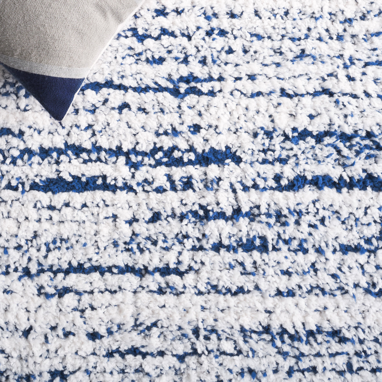 Safavieh Rumi Shag Rms110N Navy/Ivory Rug.