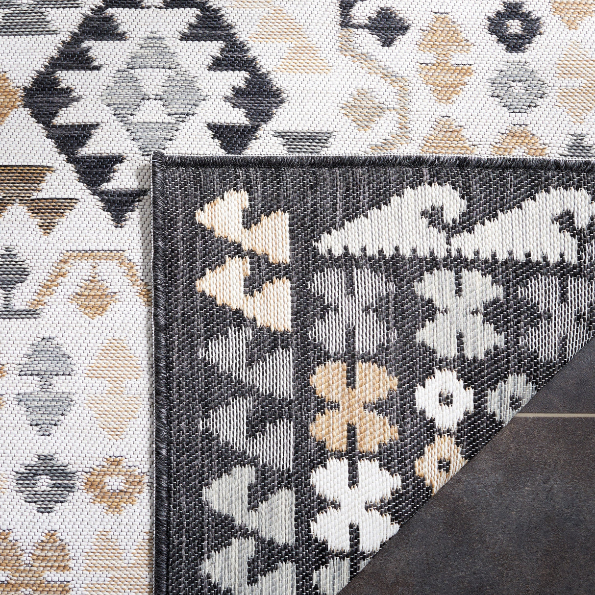 Safavieh Sunrise Sun622B Ivory/Beige Black Rug.