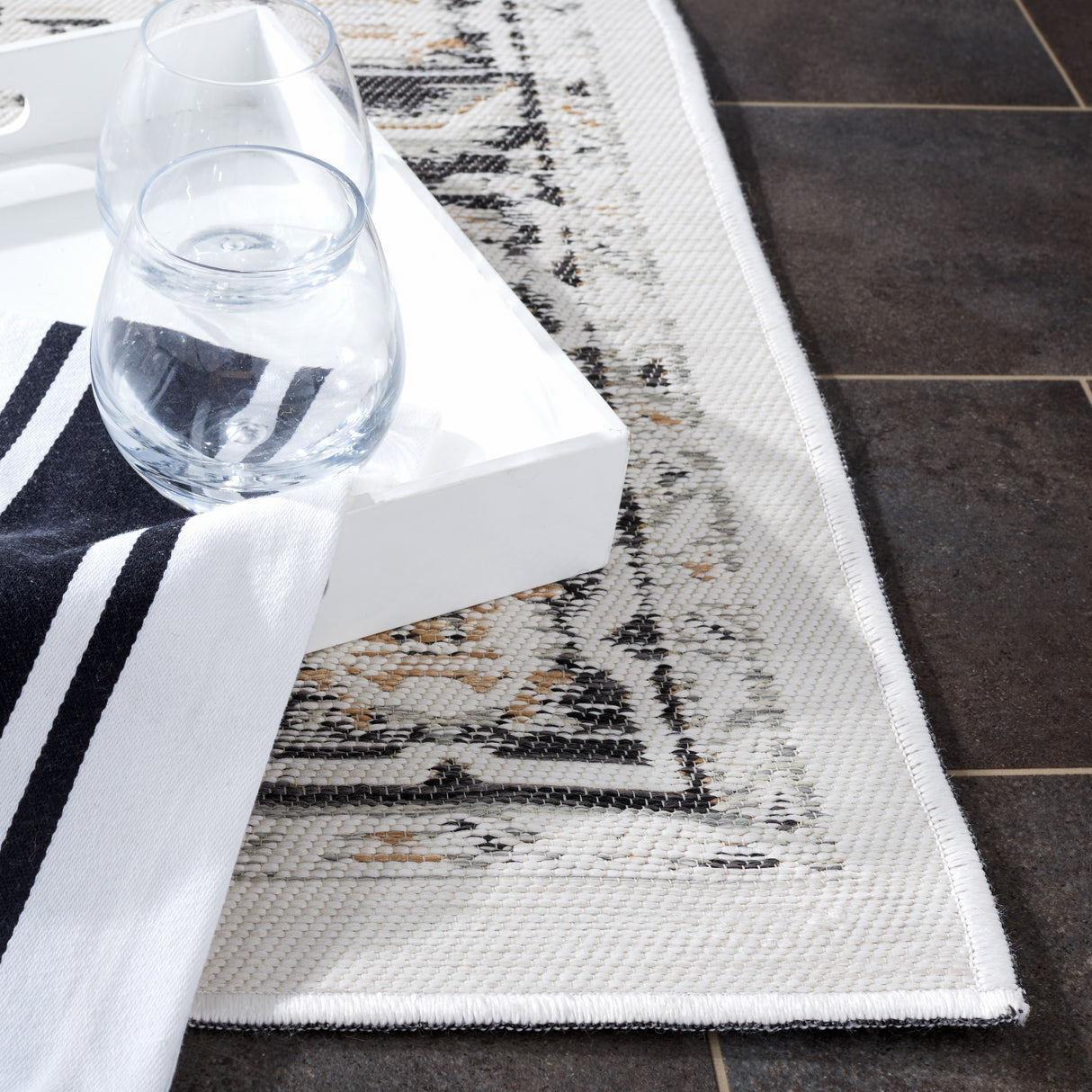 Safavieh Sunrise Sun627A Ivory/Grey Black Rug.