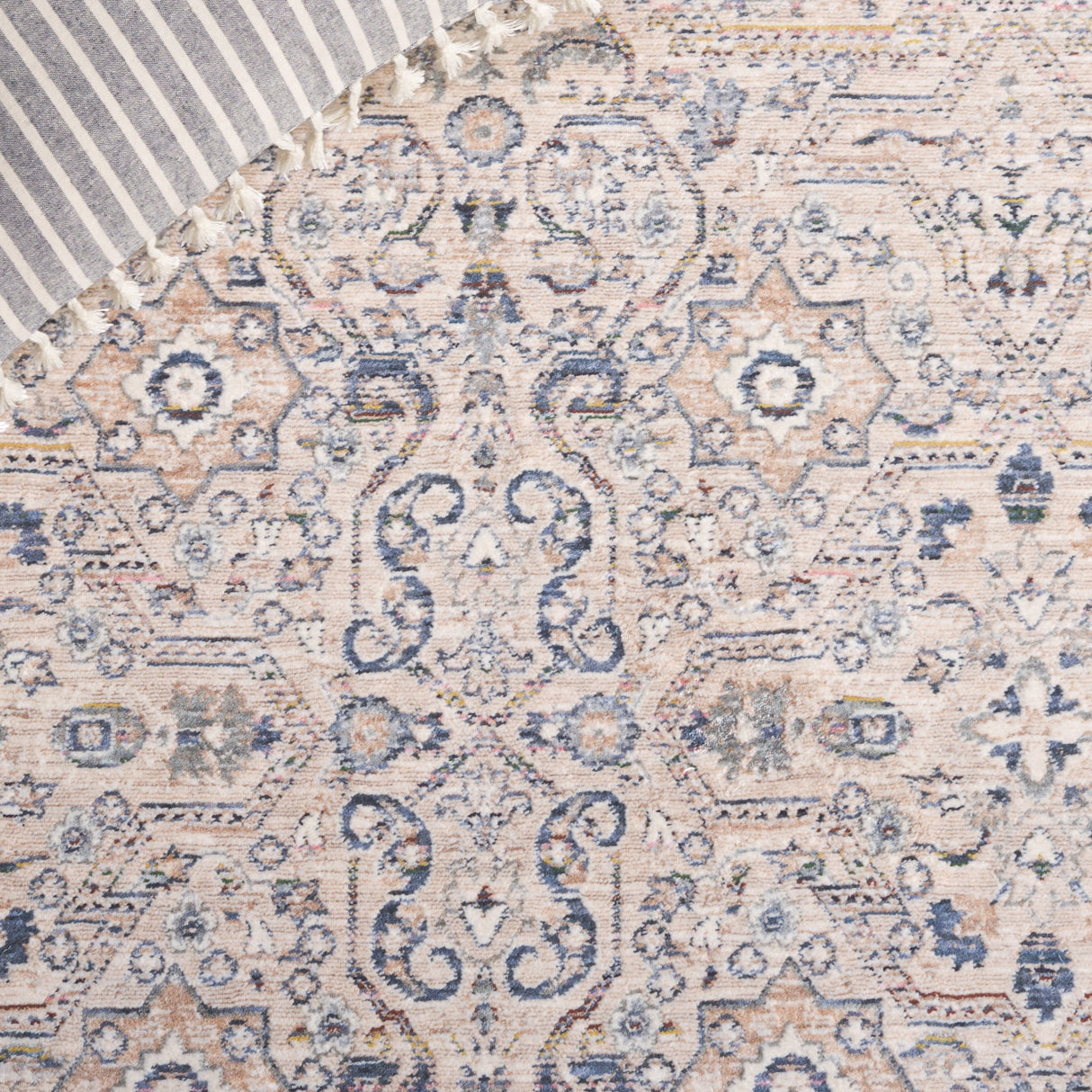 Safavieh Sutton Sut104B Beige/Navy Rug.