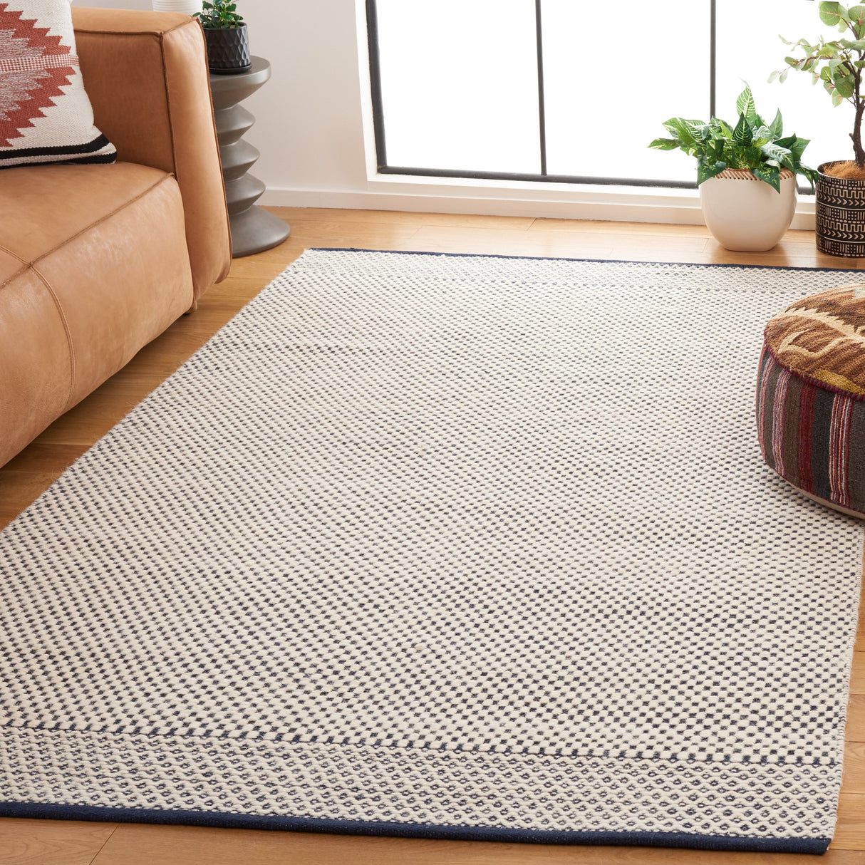 Safavieh Vermont Vrm906N Navy/Ivory Rug.