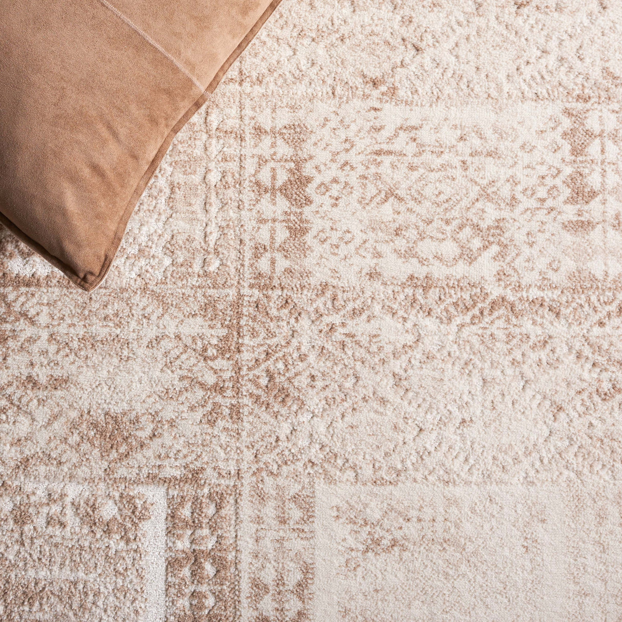 Safavieh Whisper Whs818B Beige/Light Beige Rug.