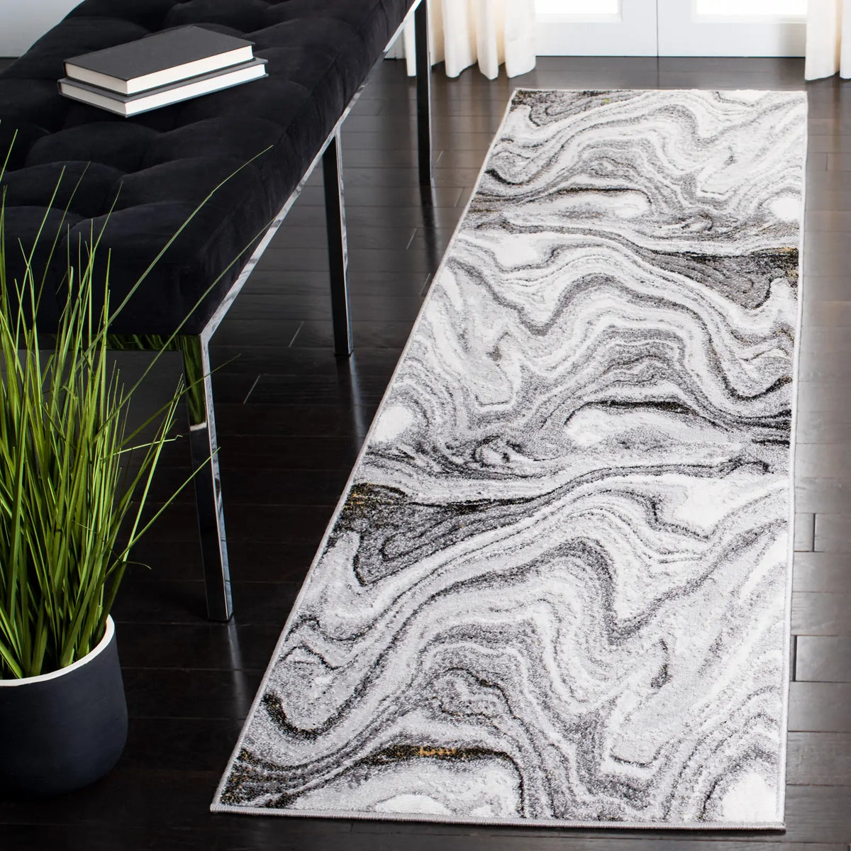 Safavieh Amelia 2'-0" x 8'-0" Rug in Grey / Gold