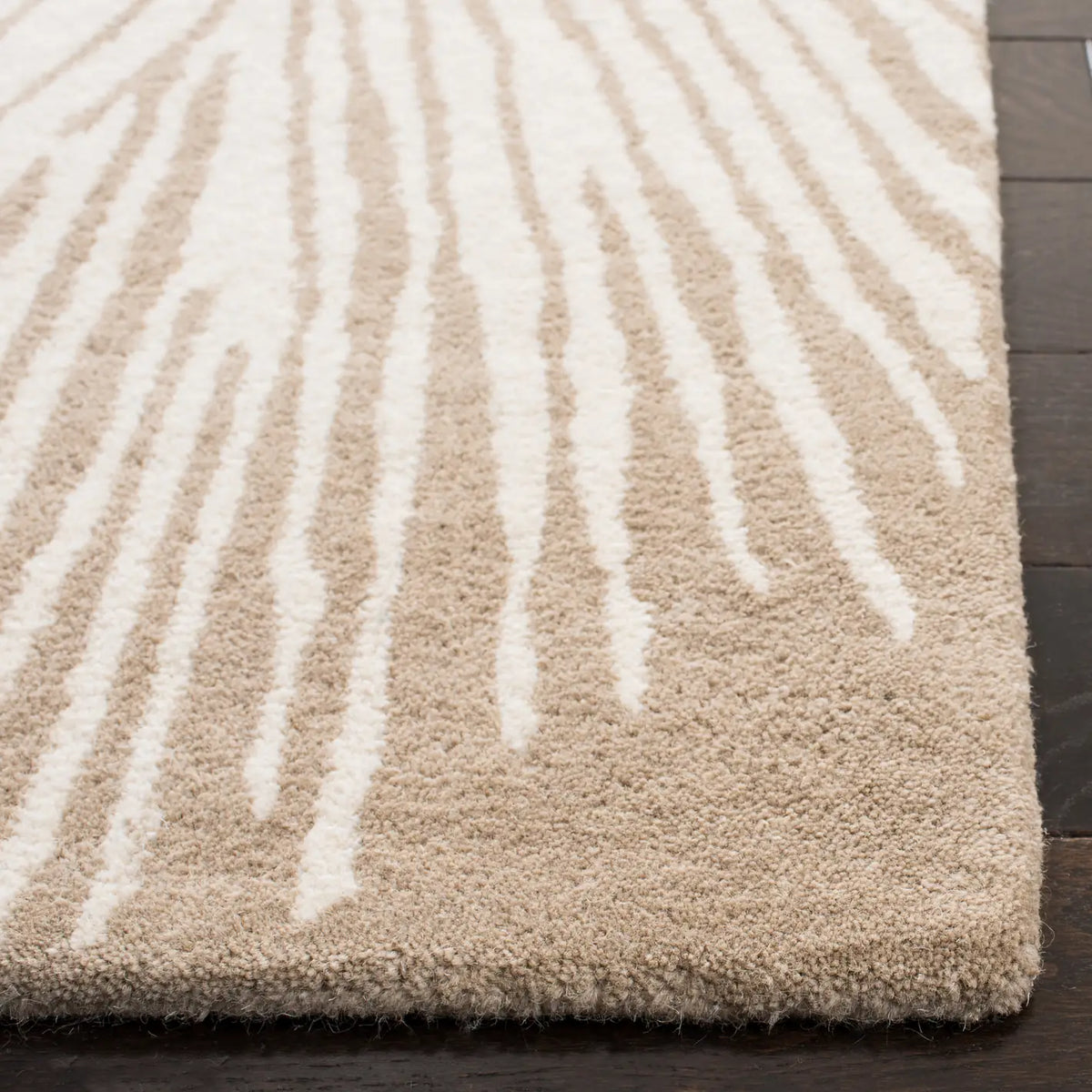 Safavieh Soho 2'-3" x 8'-0" Rug in Beige / Ivory