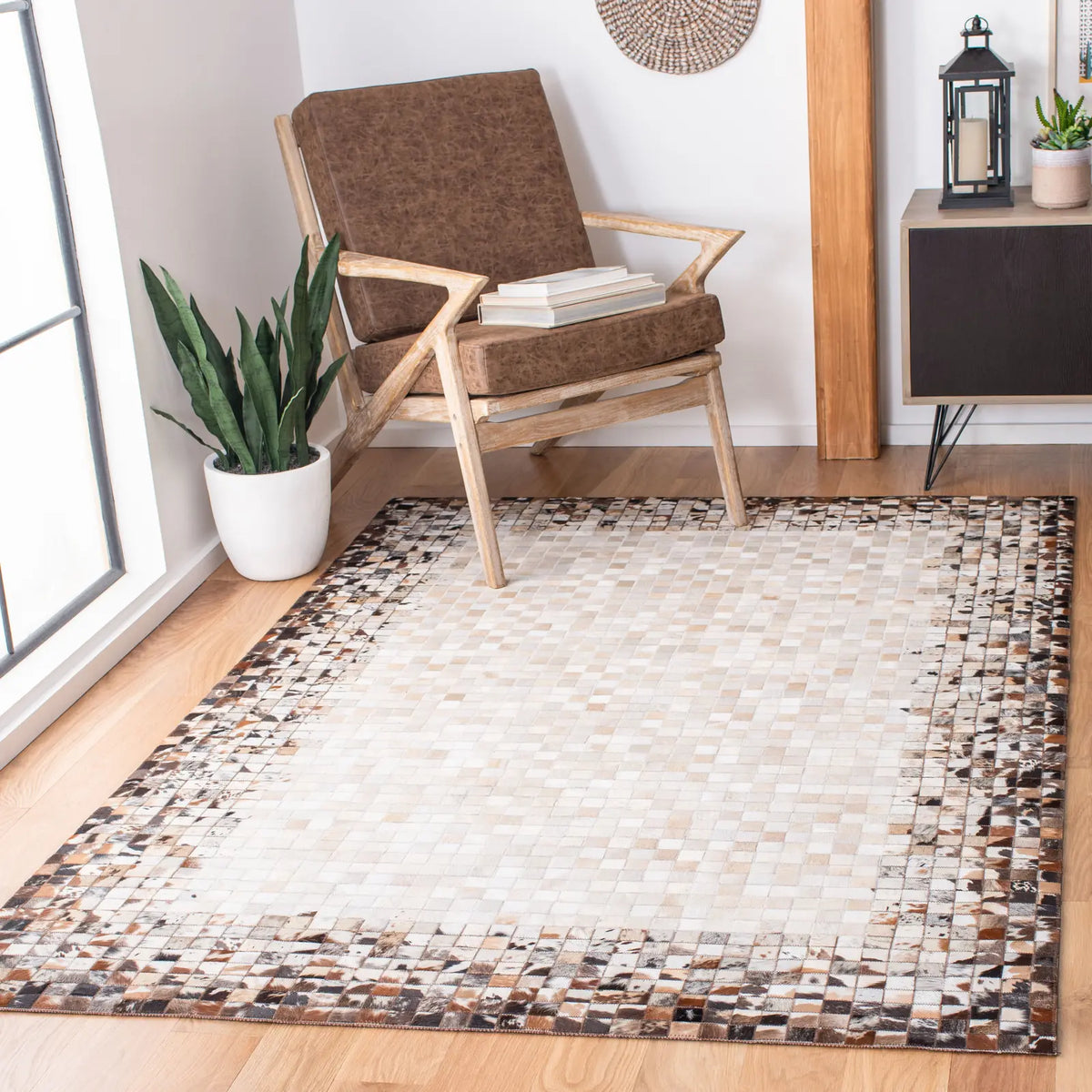 Safavieh Studio Leather 4'-0" x 6'-0" Rug in Beige / Brown