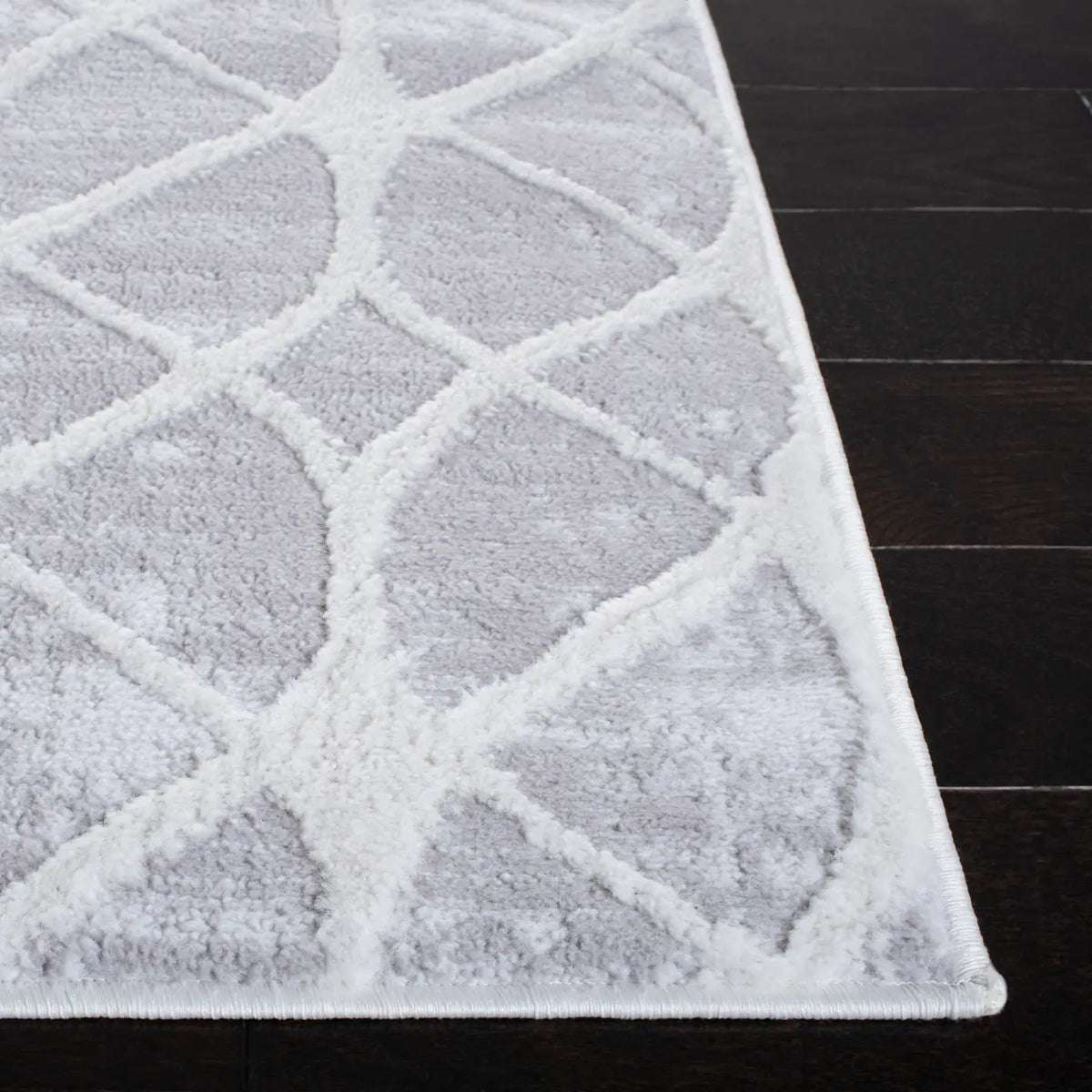 Safavieh Amelia 700 4'-0" x 6'-0" Rug in Grey / Ivory