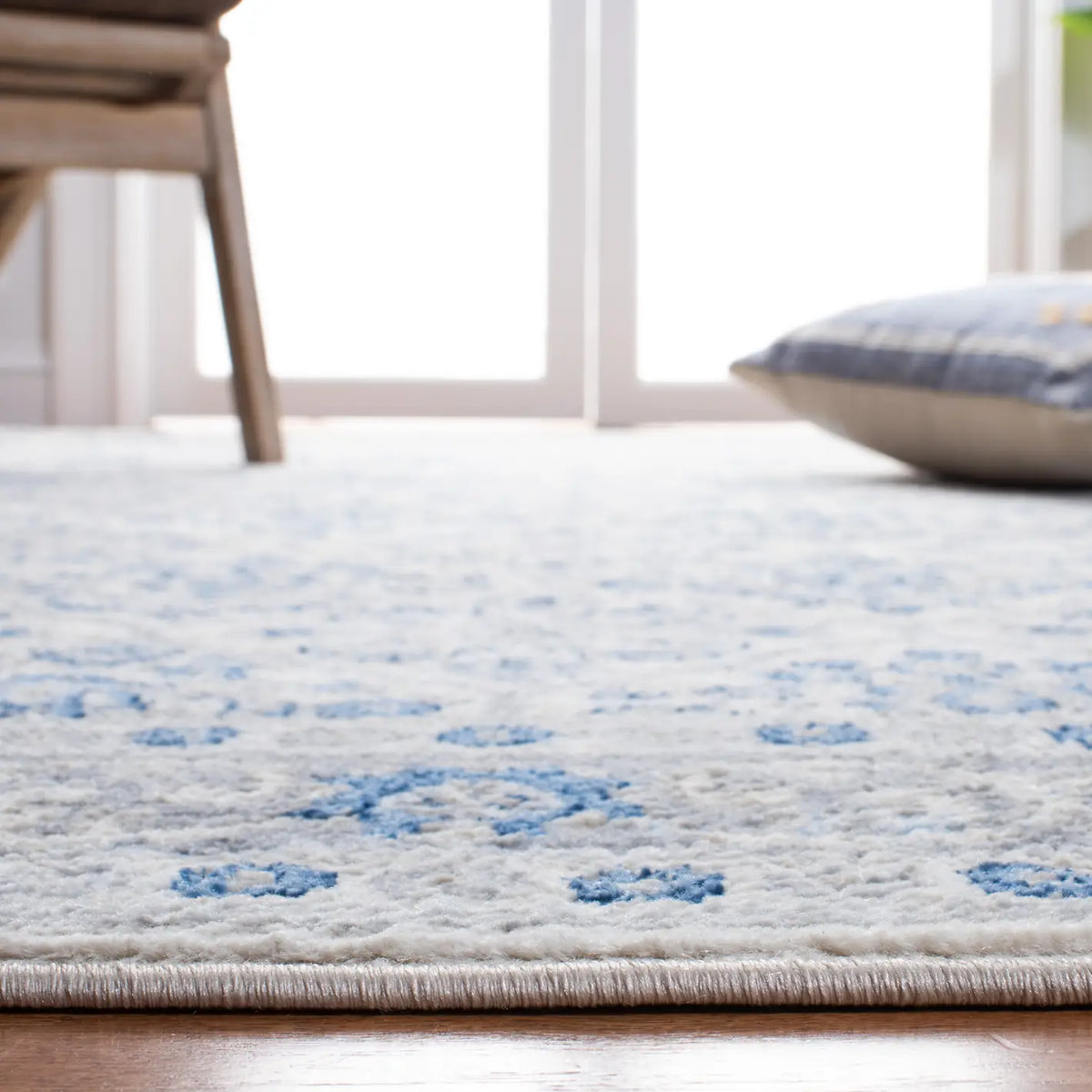 Safavieh Brentwood 4'-0" x 6'-0" Rug in Ivory / Blue