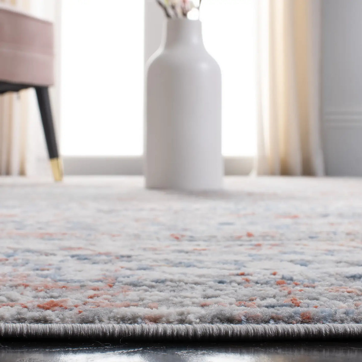 Safavieh Amelia 4'-5" x 6'-5" Rug in Grey / Rust