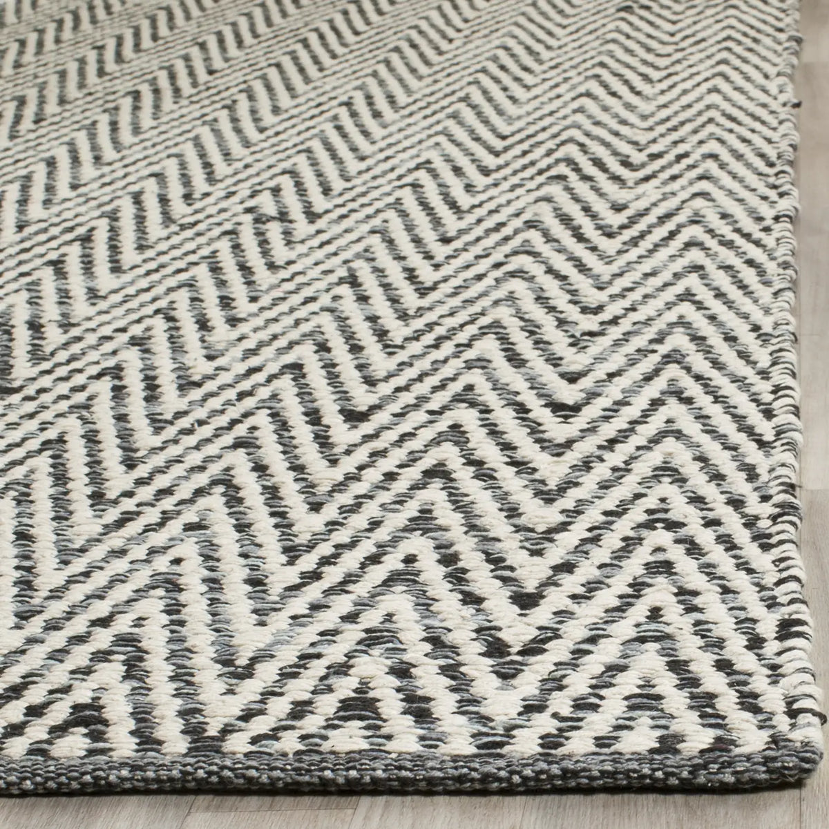 Safavieh Montauk 5'-0" x 7'-0" Rug in Ivory / Dark Grey