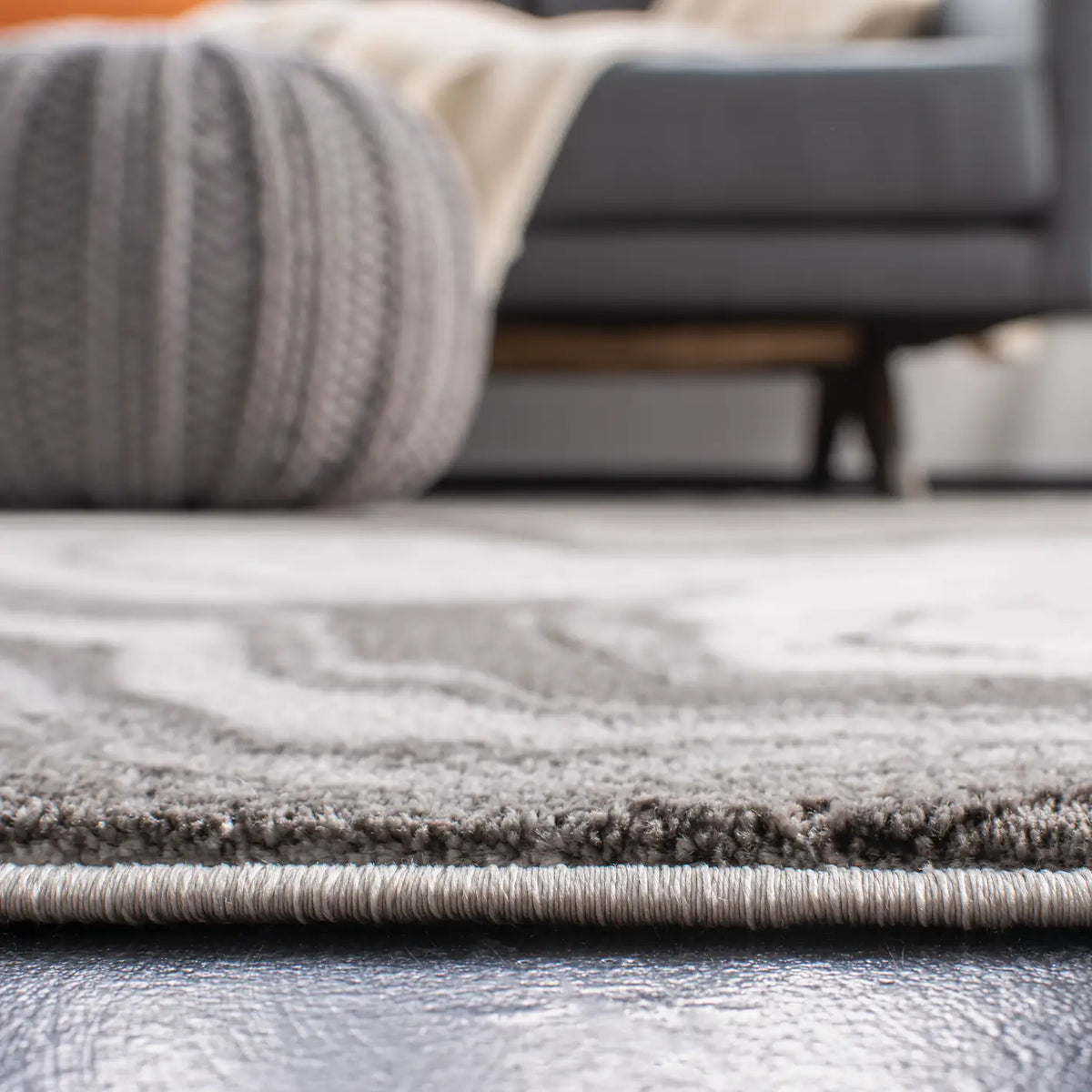 Safavieh Craft 5'-3" x 7'-6" Rug in Grey / Silver