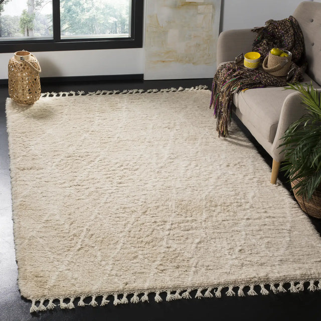 Safavieh Casablanca 5'-0" x 8'-0" Rug in Beige / Ivory