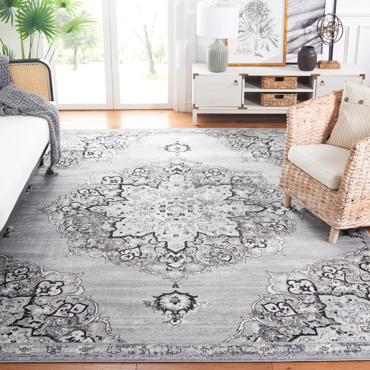 Safavieh Brentwood 10'-0" x 13'-0" Rug in Silver / Black