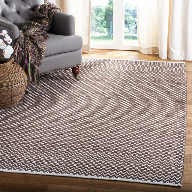 Safavieh Boston 4'-0" x 6'-0" Rug in Brown