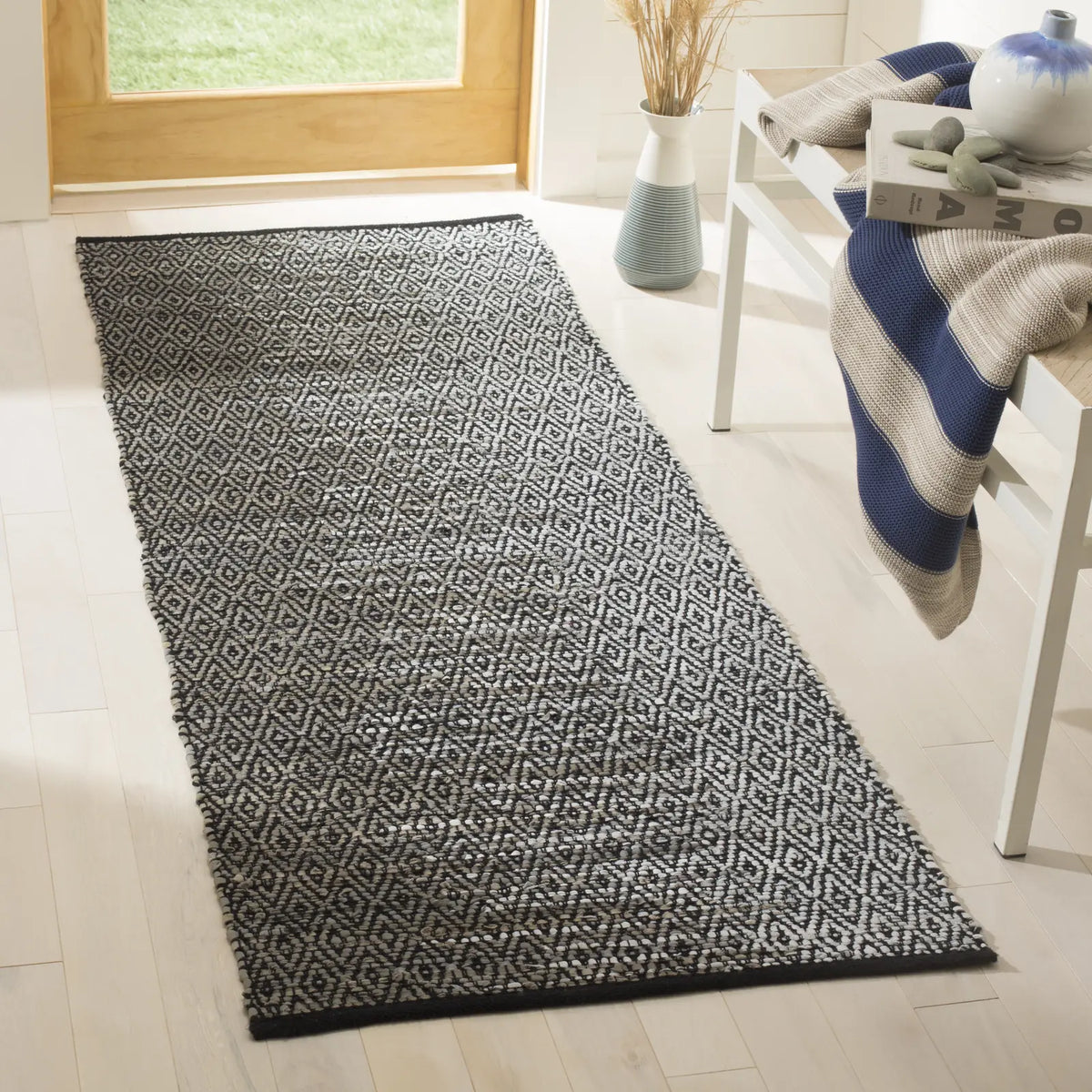 Safavieh Vintage Leather 2'-3" x 6'-0" Rug in Light Grey / Grey